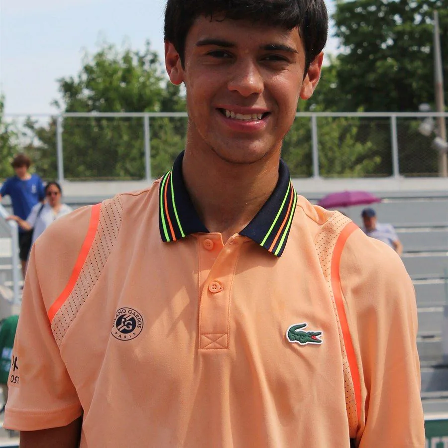 Atleta com uniforme esportivo