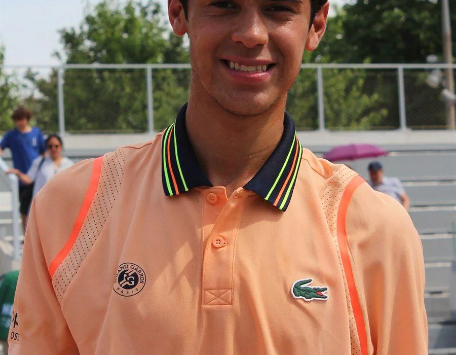 Atleta em torneio sobre saibro